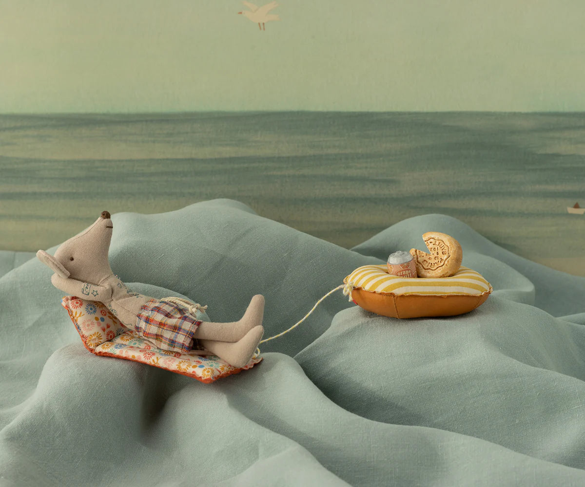 Maileg Beach mouse with air mattress, Dad - Flower