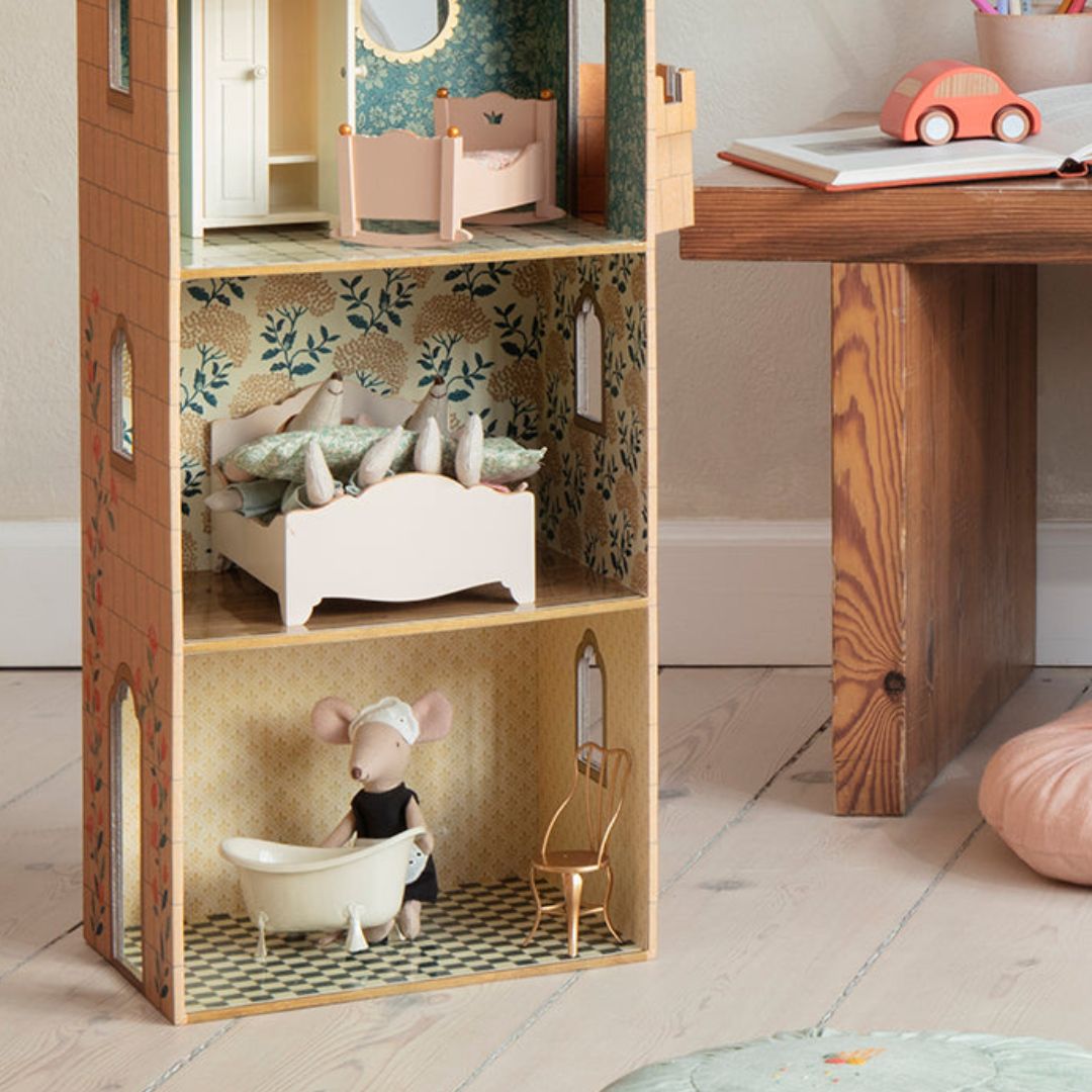 Maileg dollshouse bath in a Maileg castle with maid mouse next to it