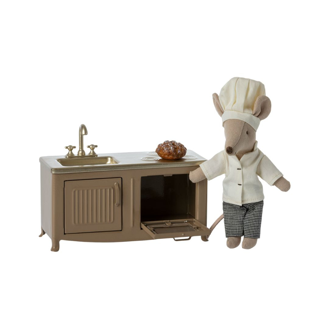 Maileg brown kitchen with Maileg chef mouse standing next to oven baking mice food