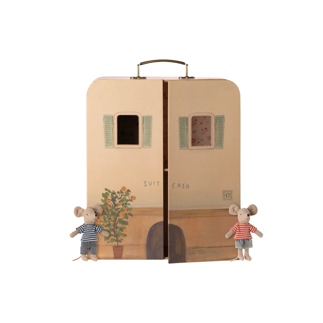 Casa de muñecas Maileg Suitcasa disponible en Mouse in a Box. Juego de maleta para llevar de Maileg cerrado con diseño impreso de casa.